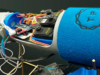 Diseñan estudiantes del IPN prótesis de brazo robótico de bajo costo
