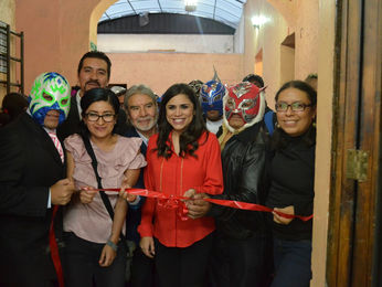 Inaugura la regidora Karina Romero Alcalá la exposición fotográfica "Pasión por el cuadrilátero