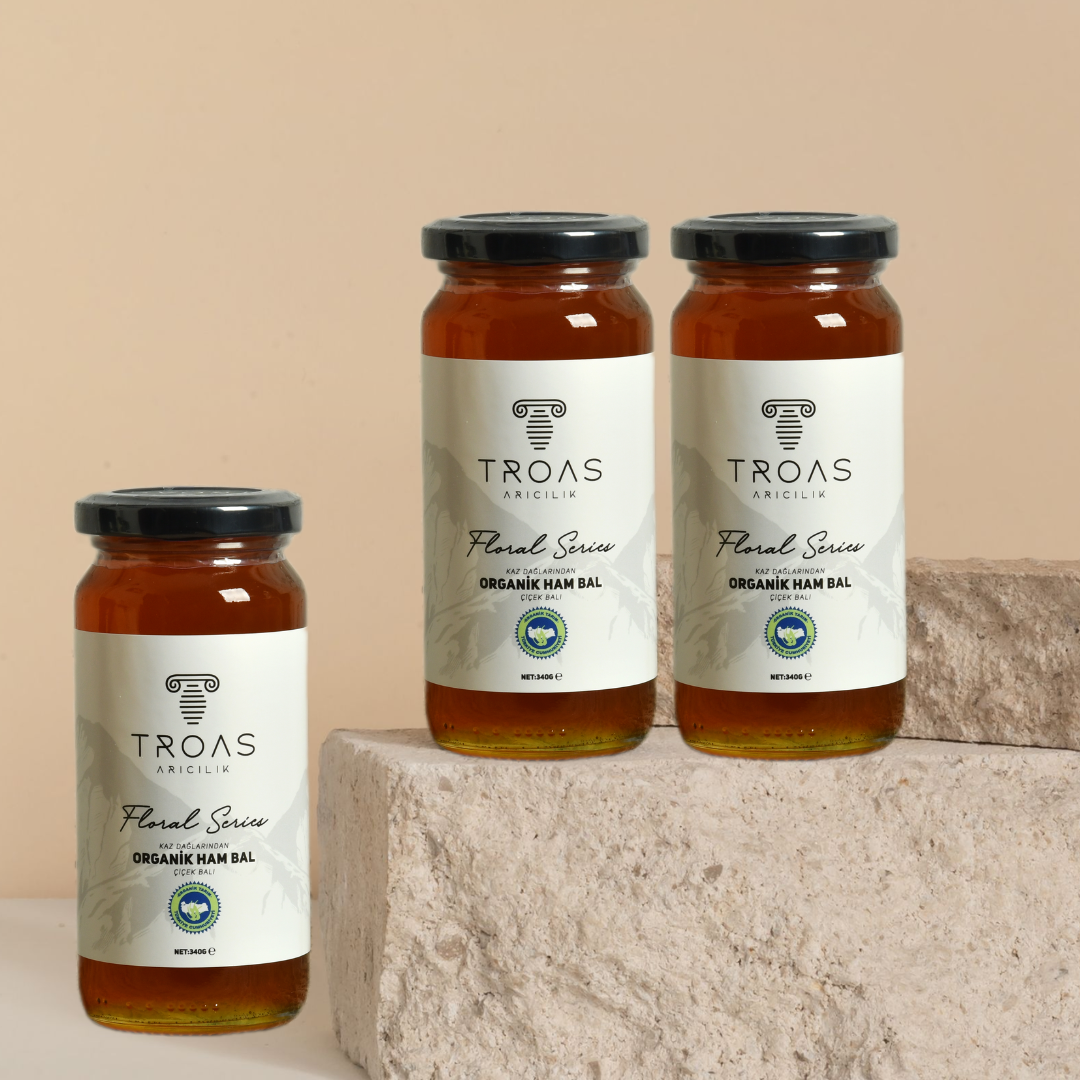 Floral Series Organik Ham Bal; Kaz Dağları’nın yüksek rakımlı kuzey yamaçlarında çiçekli bitkilerden üretilmiş ham baldır.