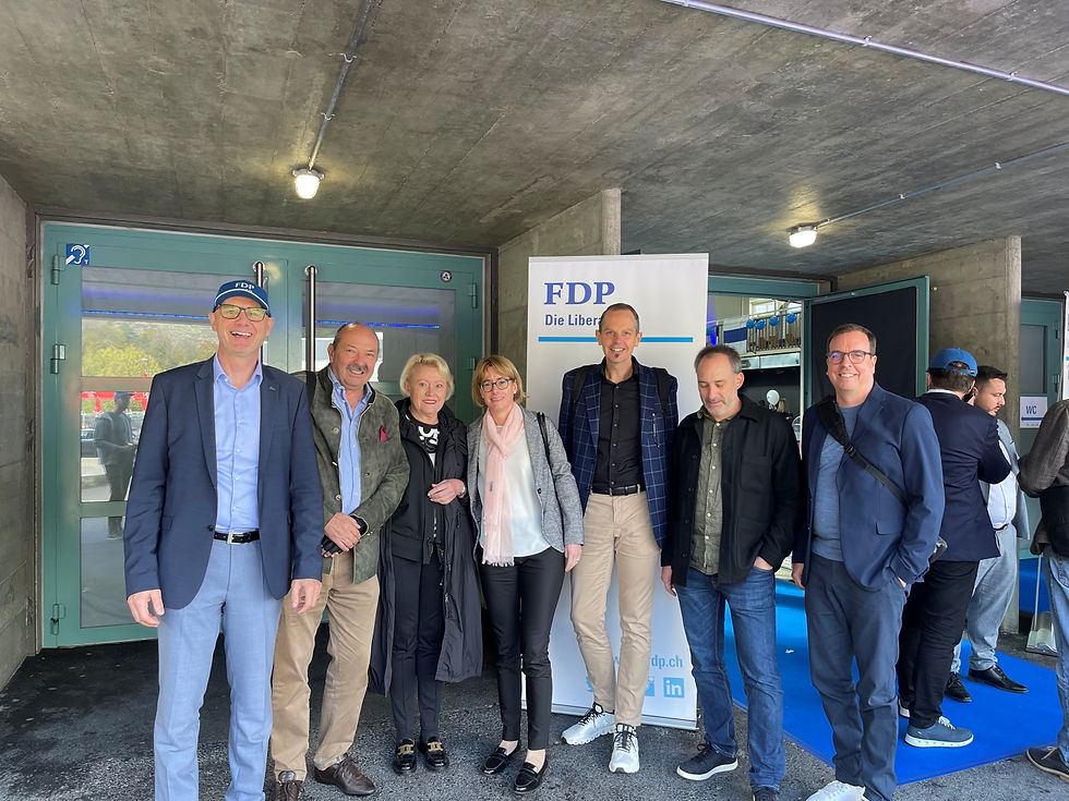 FDP-Delegiertenversammlung in Burgdorf mit Rednerpult, Parteiflaggen und Publikum