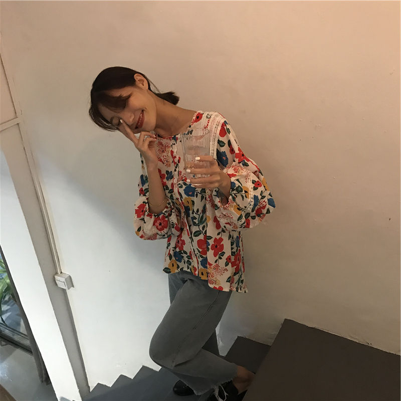 縮圖：d127 花朵蕾絲拼接寬鬆圓領長袖襯衣