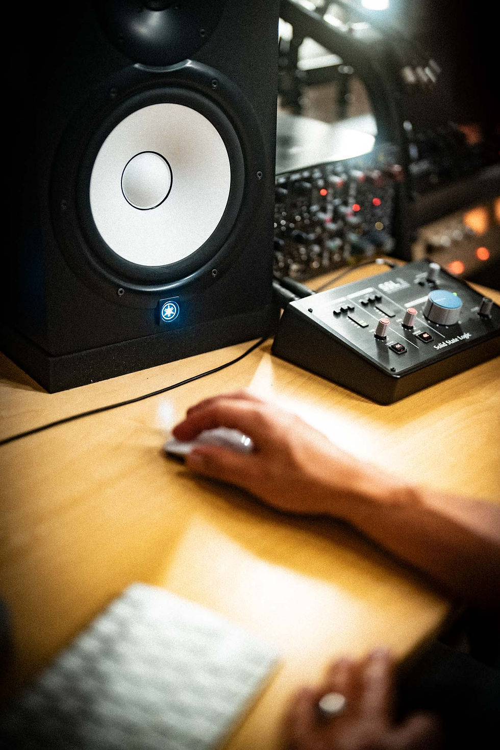 Studiotekniker Magnus justerer nivåene på en miks i studioet (1 of 1).jpg