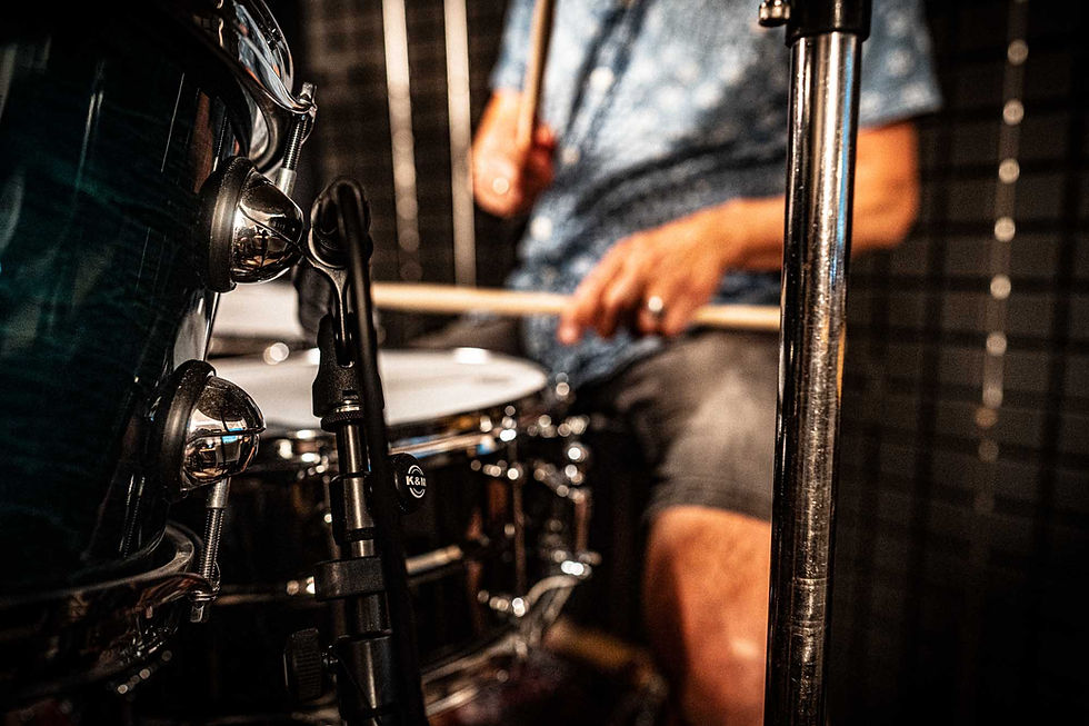 Closeup av hendene til trommis Magnus i studioet (1 of 1).jpg