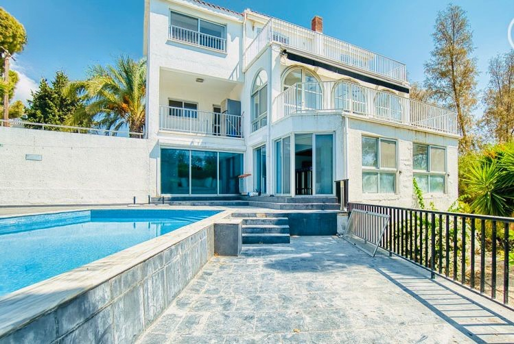 5-Bedroom Villa in Pegeia
