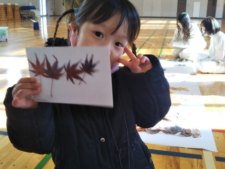 11月28日(土)「しらゆり森のようちえん&森のしょうがっこう」の様子が河北新報で紹介されました。