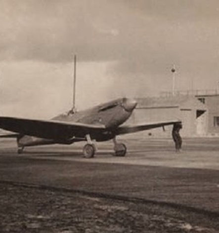 spitfire aa 810 taxing 29 jan 1942 RAF Wick.jpg
