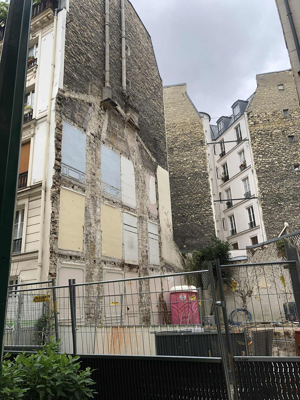 on voit les murs d'un immeuble ancien à paris