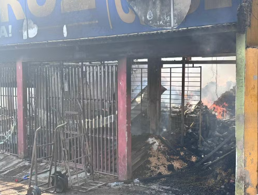 Chamas ainda persistem em comércio que pegou fogo em Rio Branco nesta sexta (4) — Foto: Júnior Andrade/Rede Amazônica