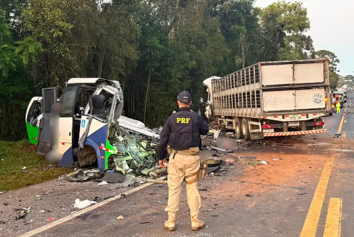 Tragédia no Paraná: colisão entre micro-ônibus e carreta deixa 23 mortos e cinco feridos