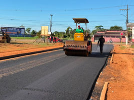 Mais três ruas do bairro Fazendinha recebem pavimentação asfáltica em Senador Guiomard