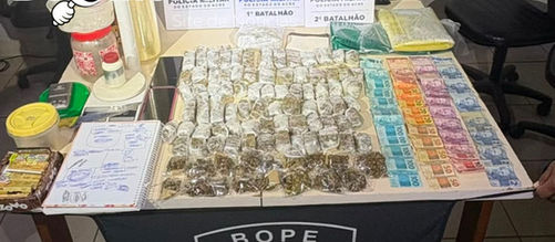 Polícia desarticula ponto de tráfico e prende "Sandrinho" e "Vovó do Tráfico" com dezenas de porções de skank