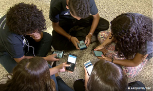 Pesquisa mostra que 82% são contra crianças de até 3 anos com celular