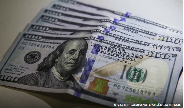 Dólar fecha abaixo de R$ 4,90 pela primeira vez em 28 meses