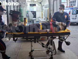 Motociclista de aplicativo se fere após colisão com fio de energia em via pública de Rio Branco