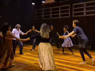 Inclusão e transformação social: Escola Beija-Flor entrega certificado de curso de Iniciação ao Teatro