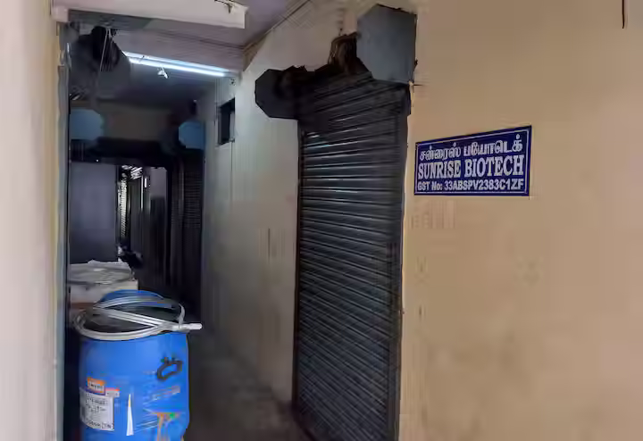 Uma placa de Jinkushal Aroma é vista em um beco em Chennai, na Índia. REUTERS/Praveen Paramasivam