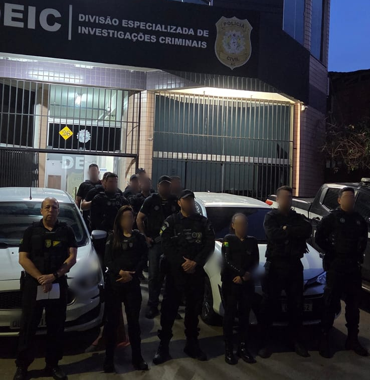 Policiais civis cumprem mandados durante a Operação Desmonte 2, em Rio Branco. Foto: cedida