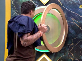 Com uma semana de “BBB26” Pedro aperta o botão e desiste do reality