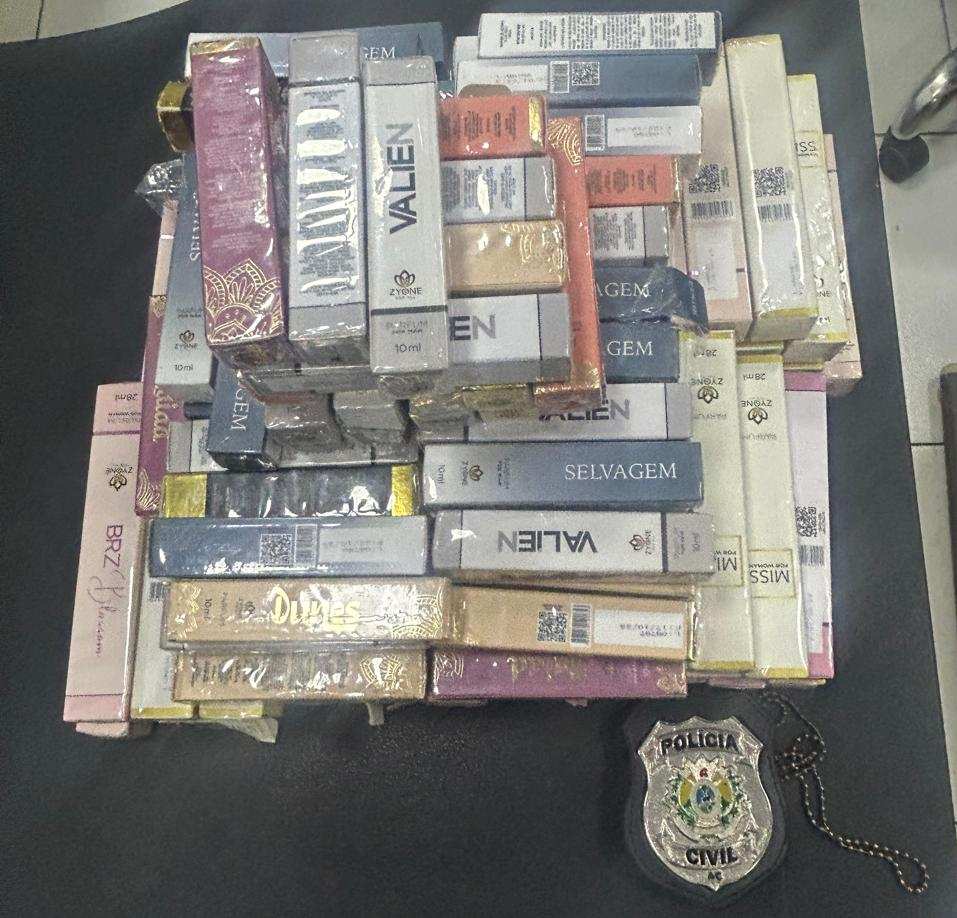 Polícia Civil apreende 170 frascos de perfumes furtados e prende suspeito por receptação qualificada. Foto: cedida