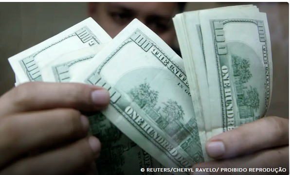 Dólar sobe a R$ 5,19 com pressão externa, enquanto Ibovespa fecha oitava alta consecutiva