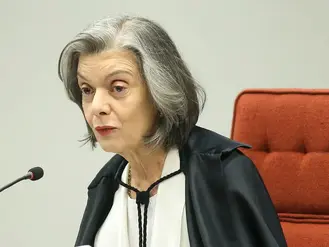 Cármen Lúcia mantém investigação contra Bolsonaro
