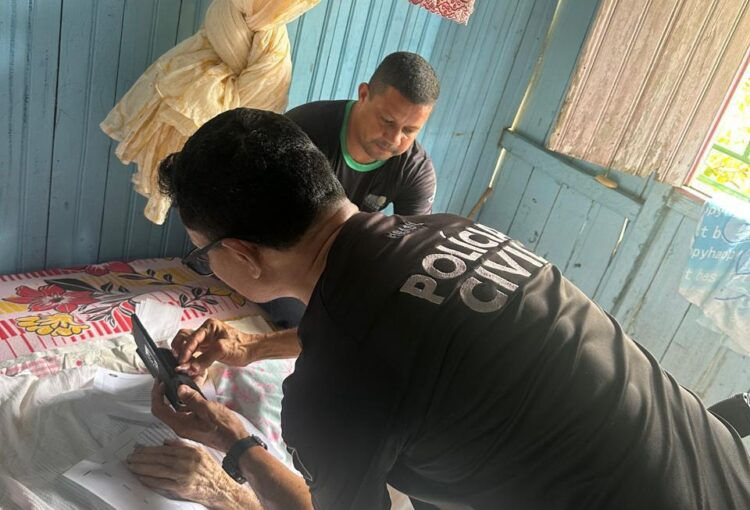 Equipe do Instituto de Identificação da Polícia Civil realizou atendimento domiciliar para dona Nazaré Carvalho de Amorim, de 105 anos, na Comunidade Sacado do São Luiz, zona rural de Cruzeiro do Sul. Foto: cedida