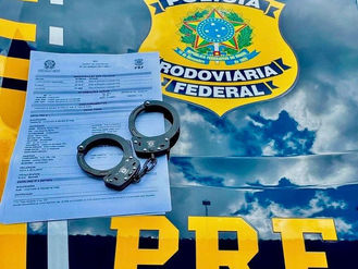 PRF prende passageira com mandado de prisão por tráfico de drogas na BR-364