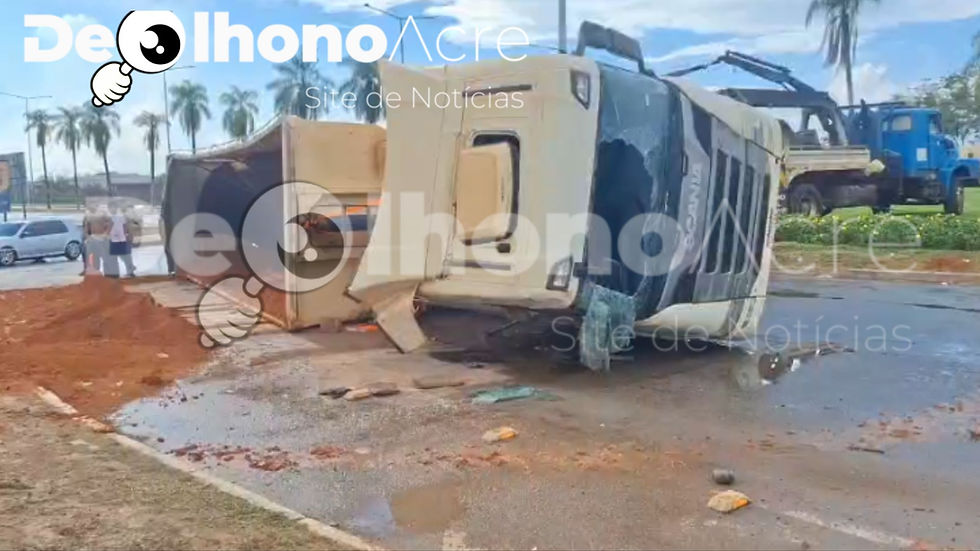 Carreta carregada de barro tomba na rotatória da Avenida Amadeo Barbosa, em Rio Branco