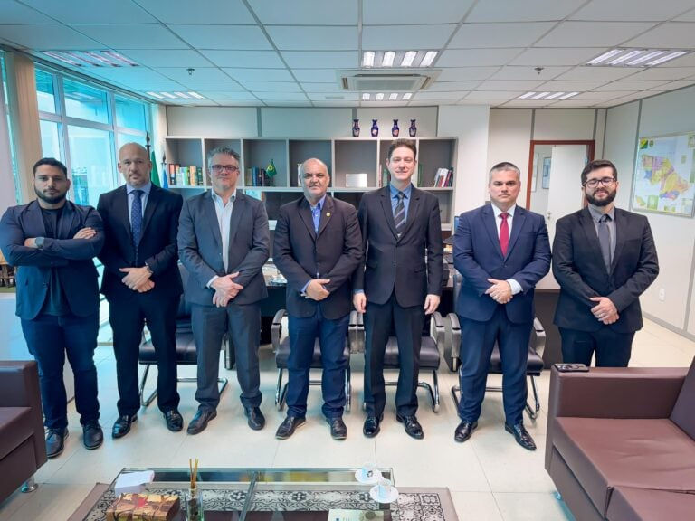 Polícia Federal presenteou a PCAC com duas maletas de papiloscopia, que vão reforçar as atividades do Instituto de Identificação. Foto: assessoria/ PCAC