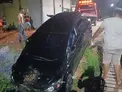 Vídeo mostra carro despencando em canal de esgoto e capotando na Baixada da Sobral