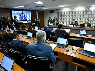 Aposentadoria compulsória divide opiniões e é alvo de críticas em audiência no Senado