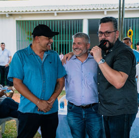 Alan Rick e Sérgio Mesquita entregam escavadeira hidráulica para fortalecer produção agrícola na Reserva Chico Mendes, em Epitaciolândia