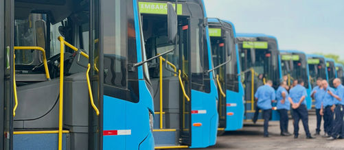 Novos ônibus começam a circular em Rio Branco e prefeito brinca: “Já passei por baixo da catraca”
