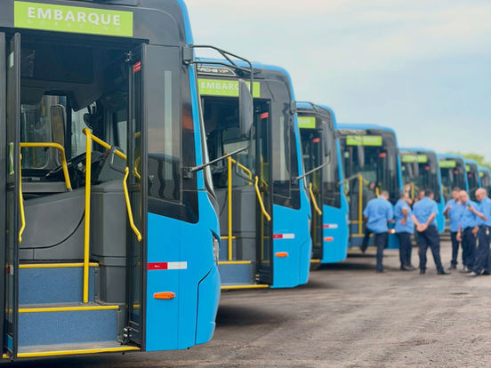 Novos ônibus começam a circular em Rio Branco e prefeito brinca: “Já passei por baixo da catraca”