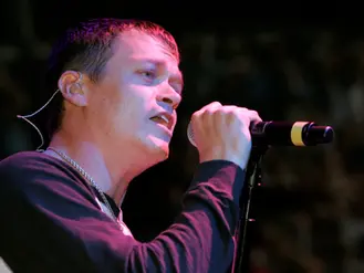 Morre Brad Arnold, vocalista da banda de rock 3 Doors Down, aos 47 anos