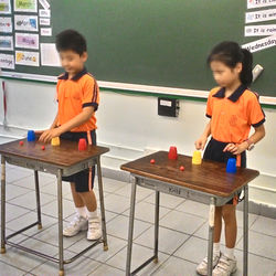 學生表演三色杯