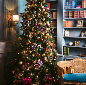 Using vibrant Christmas decorations to dress this Christmas tree for a hotel lounge