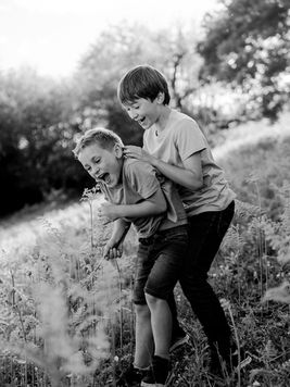 Enfants qui jouent dans les fougères