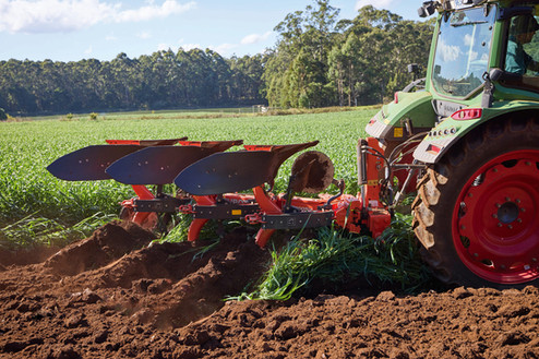 Mansfield Power Ag is an authorised dealer for Kubota. Image of Kubota tractor and implement.