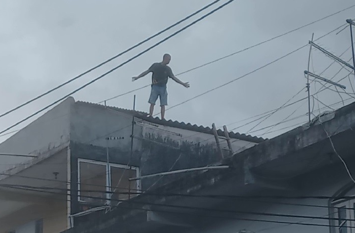 HOMEN AMEACAVA SE JOGAR DO ALTO DO IMOVEL..png