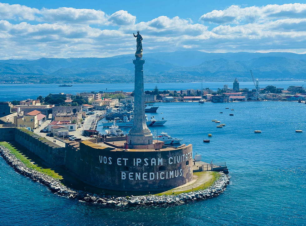Het standbeeld van de Heilige maagd Maria torent bovenop een hoge zuil aan het uiteinde van de havenpier, op het Fort van San Salvatore. ‘Vos et ipsam civitatem benedicimus’ (Wij zegenen u en de stad zelf).