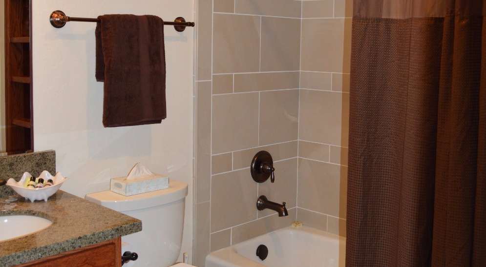 Lakeview Suite Full Bath
