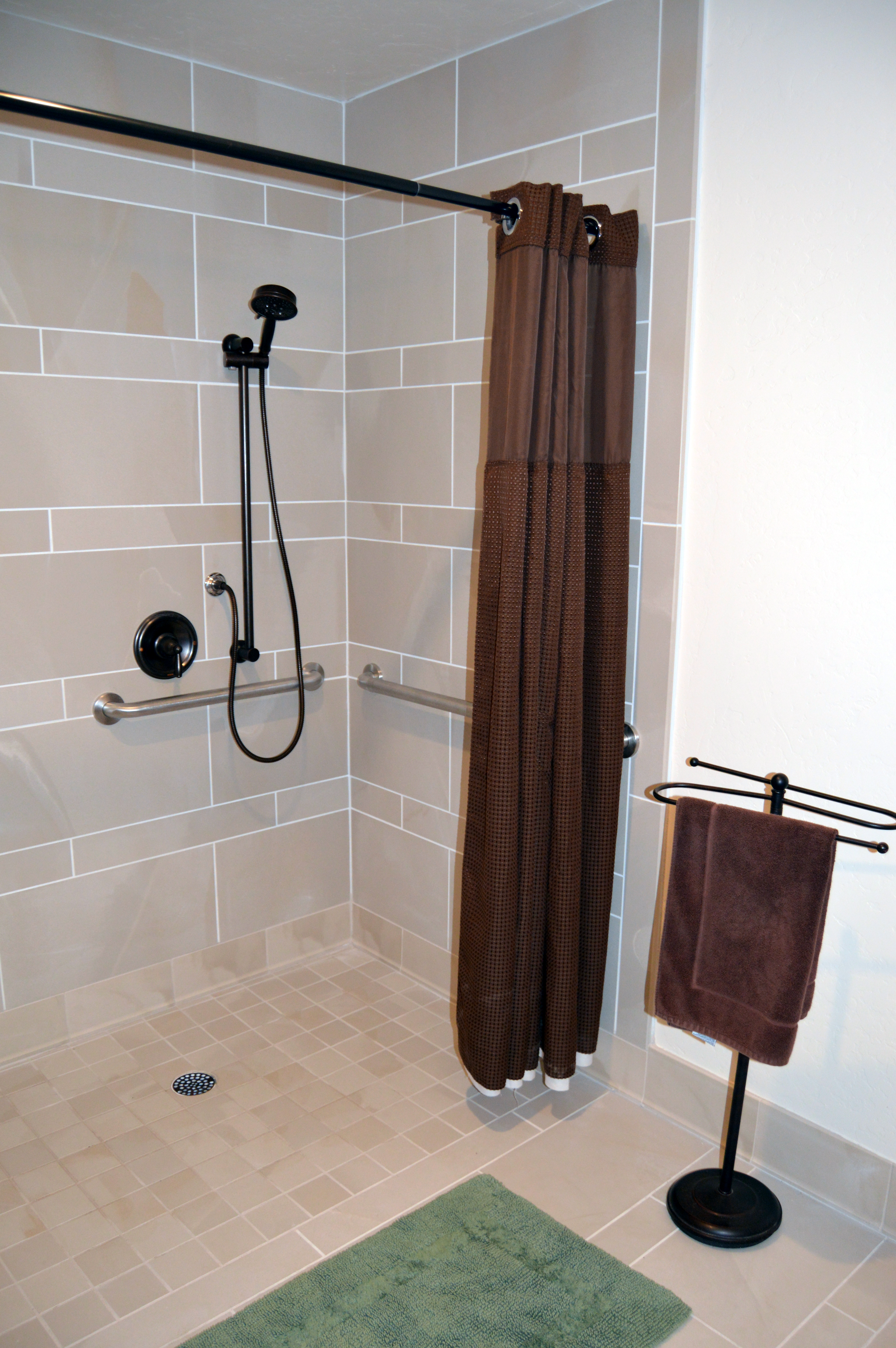 Lakeview Suite ADA Shower