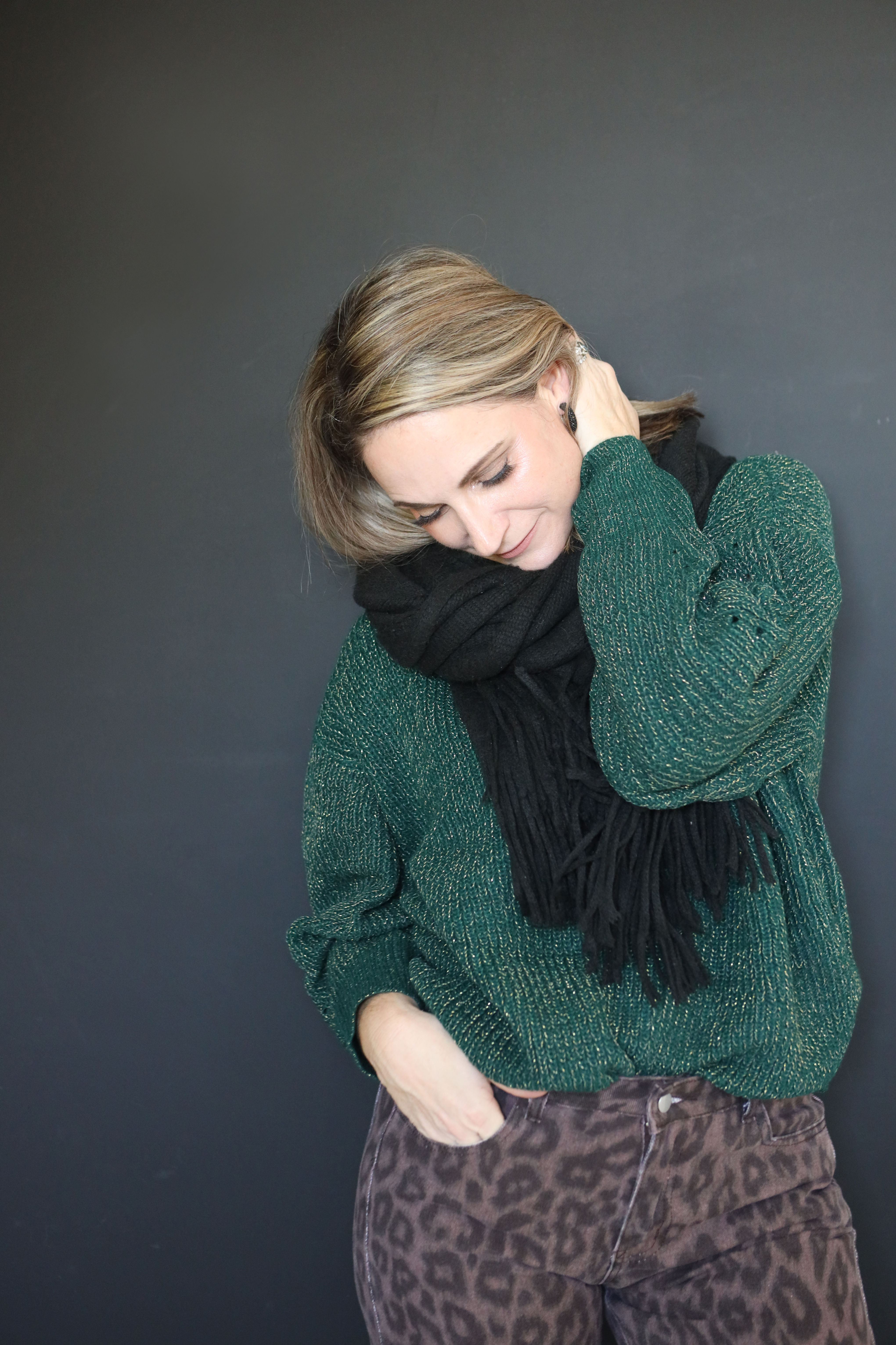 BLACK BLANKET SCARF