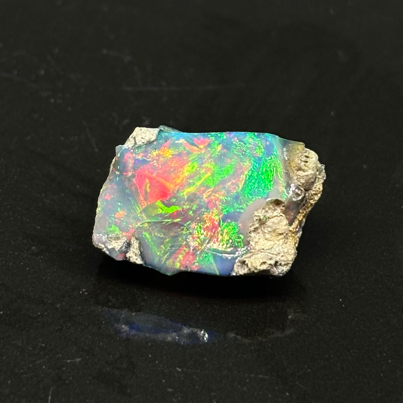 Rough Metallic Gleaming Welo Ethiopian Opal