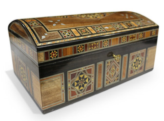 Diese handgefertigte Schatulle/Box/Kästchen aus Holz eignet sich hervorragend als wertvolles Geschenk zu allen gesellschaftlichen Anlässen