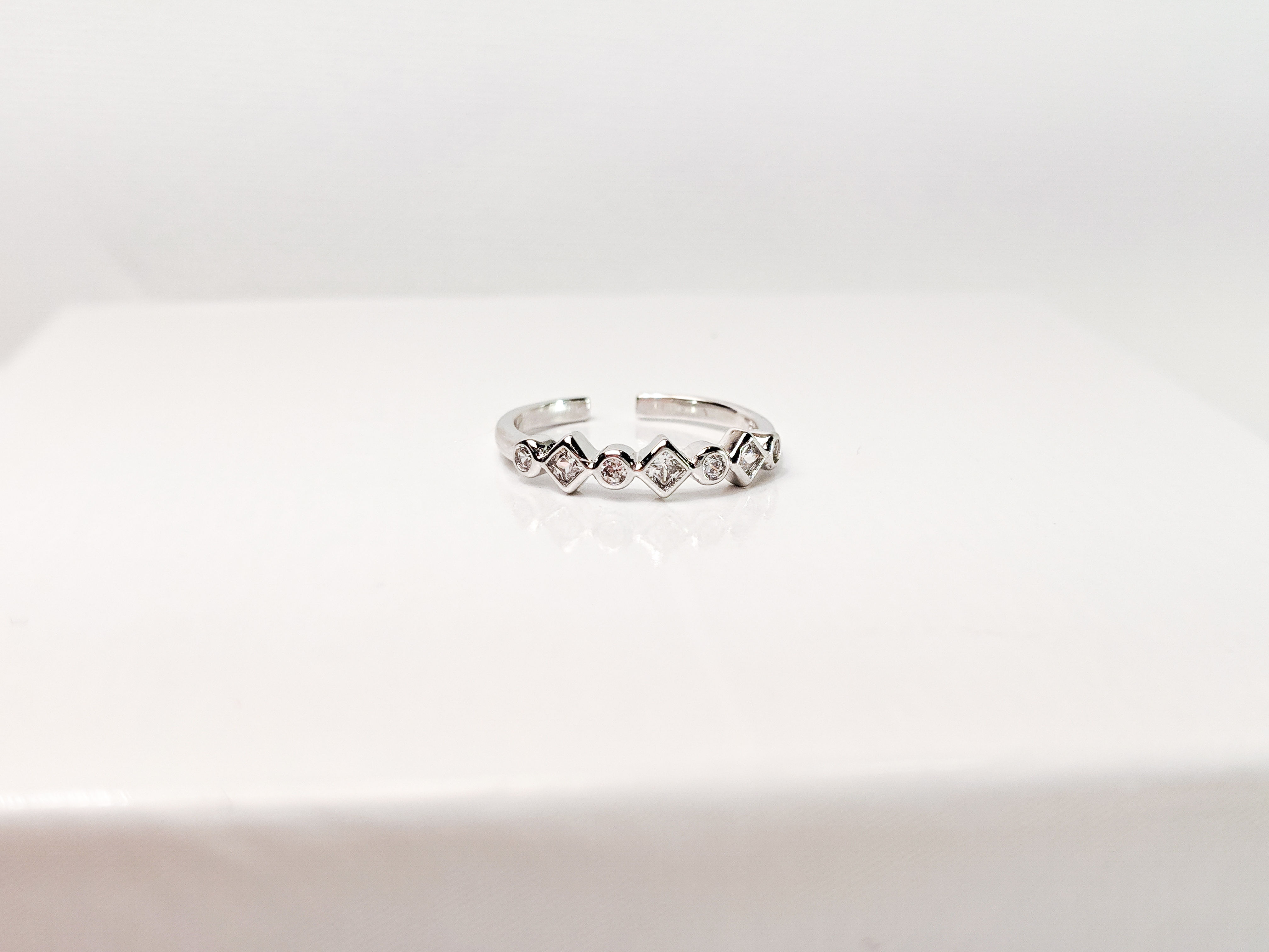 Diamond Circle Shape Single Band Ring