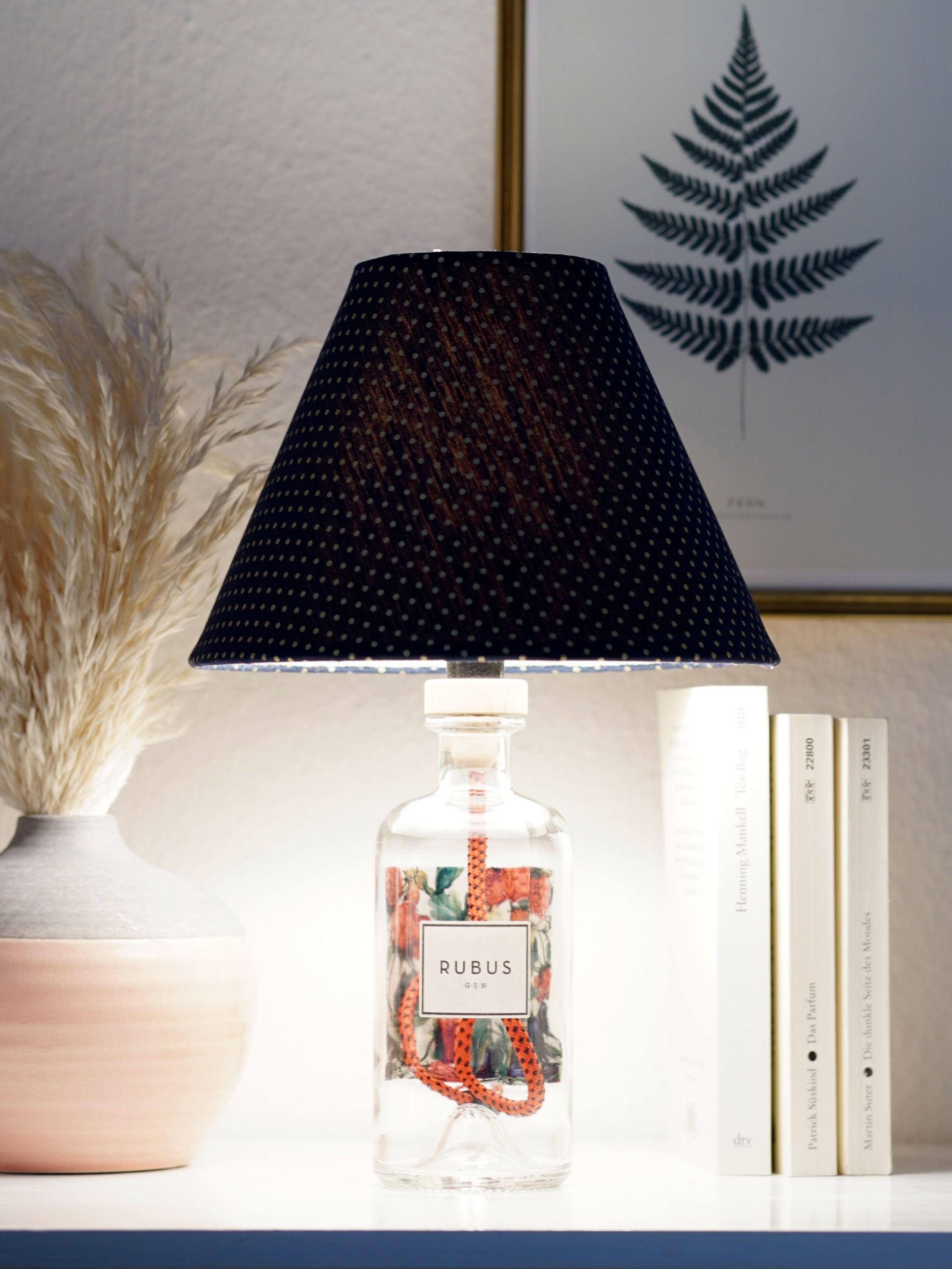 Flaschenlampe Rubus Gin mit dunkelblauem Stoffschirm