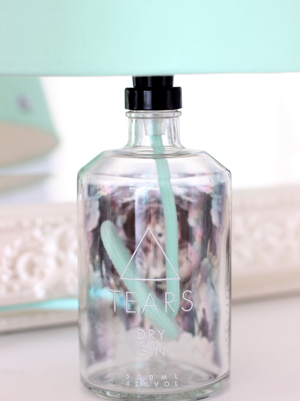 Miniaturbild: Flaschenlampe Tears Dry Gin mit Lampenschirm