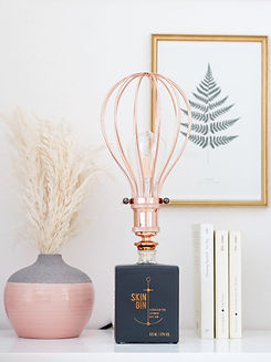 Flaschenlampe Skin Gin mit Drahtschirm